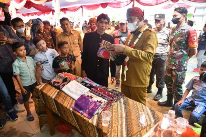 
					Acmad Fauzi saat menghadiri Pameran Karya dan Budaya Antara Tradisi dan Edukasi (Pakaya Ate) yang diselenggarakan di Sekolah Dasar Negeri (SDN) Juluk II. Foto; Suararakyatindo.com