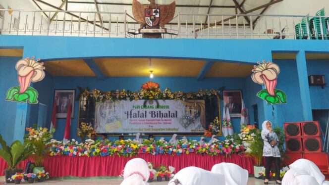 
					Persatuan Guru Republik Indonesia (PGRI) Kecamatan Jatiroto, Lumajang menyambung tali silaturahmi dengan menggelar halal bihalal. Foto; Suararakyatindo.com