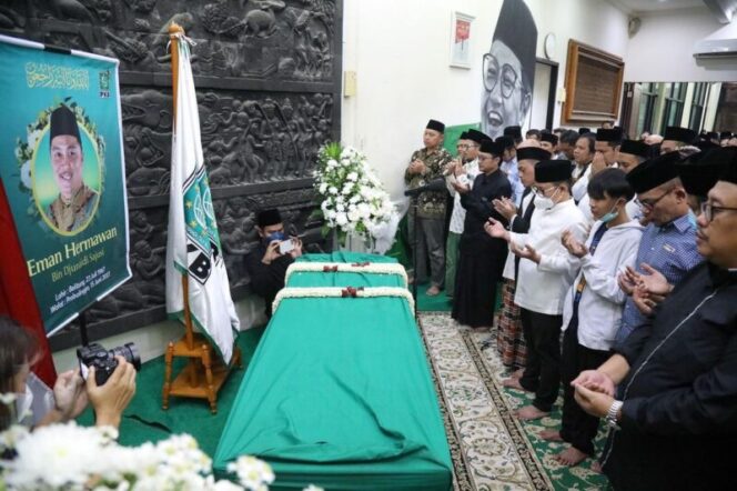 
					Gus Muhaimin Iskandar Sedang Mensholati Eman Hermawan di DPP PKB. Foto; IG @cakiminow