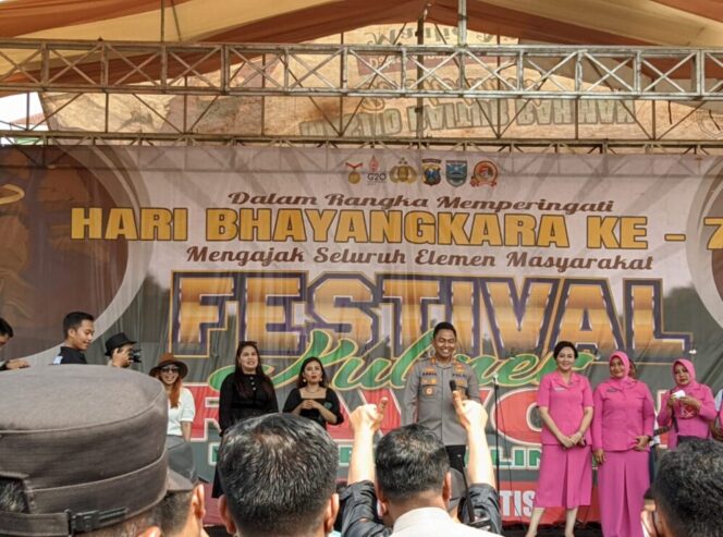 
					Kapolres Probolinggo saat naik di atas panggung. (Foto;SRI)