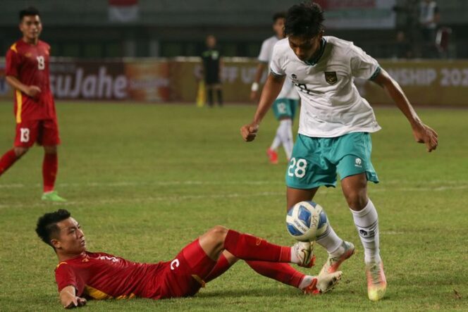 
					Pemain sedang menguasai bola. (Foto; Kompas.com)