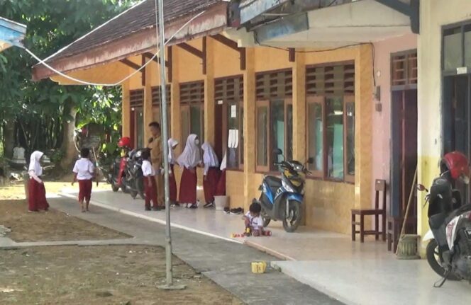 
					Kondisi sekolah SD Meddelan, Lenteng, Sumenep, Madura. ( Foto; Penamadura)