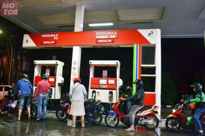 
					Pengendara motor saat membeli bahan bakar. ( Foto; Motorplus onlen)