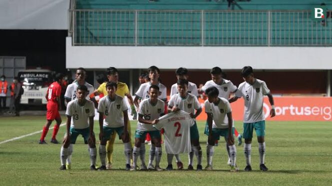 
					Timnas Indonesia saat foto bersama usai laga melawan Vietnam. (Foto; Bola.com)
