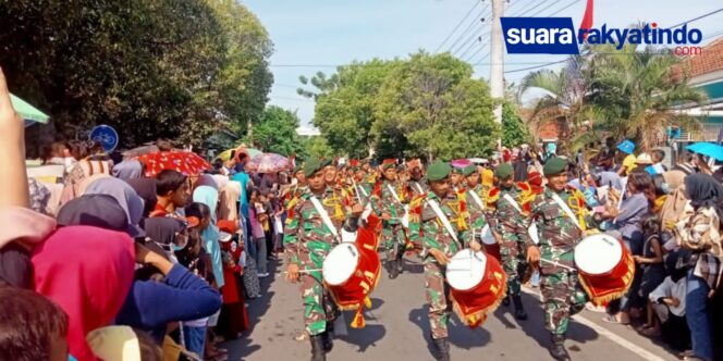 
					Saat Pawai Budaya Kota Probolinggo di Buka Dengan Marsing Band TNI. (Foto: SRI)
