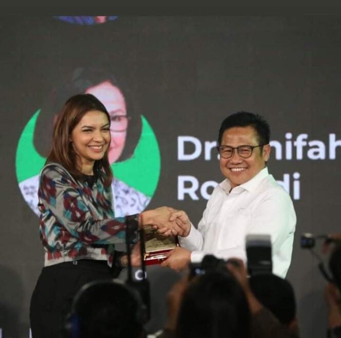 
					Najwa Shihab berjabat tangan dengan Gus Muhaimin Iskandar. (Foto: Istimewa)