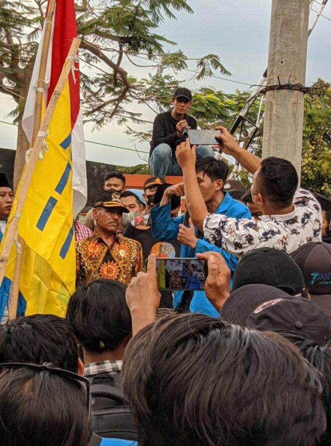 
					Perwakilan DPRD Kabupaten Probolinggo Temui Para Massa Aksi. (Foto; SRI)
