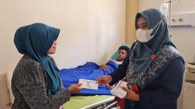 
					Santunan yang diberikan kepada siswa yang terjatuh di Jembatan Kregenan Probolinggo. (Foto: SRI)