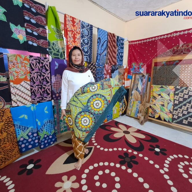 
					Owner Selowati Batik yang ada di Desa Sologudig Kulon. (Foto: SRI)