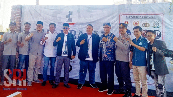 
					Foto bersama anggota kehormatan Gekrafs Kabupaten Probolinggo. (Foto; SRI)
