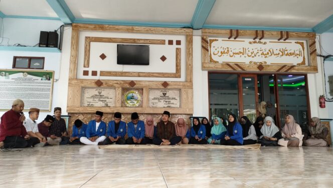 
					Mahasiswa Unzah Kraksaan melakukan acara Do'a bersama kepada para suporter yang Meninggal Dunia. (Foto; SRI)