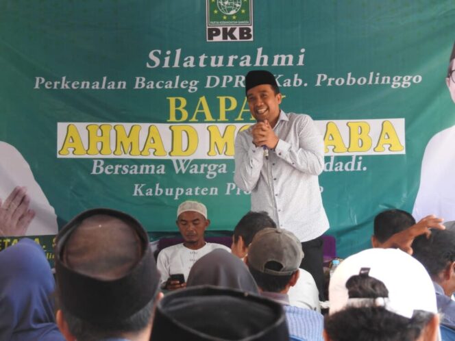 
					Ahmad Moetaba saat melakukan sambutan di acara Silaturahmi di Desa Sidodi, Paiton. (Foto; SRI)