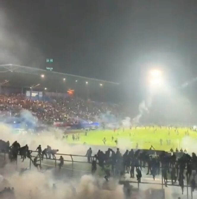 
					Suporter Arema FC Vs Persebaya berakhir ricuh di menewaskan 127 meninggal. 