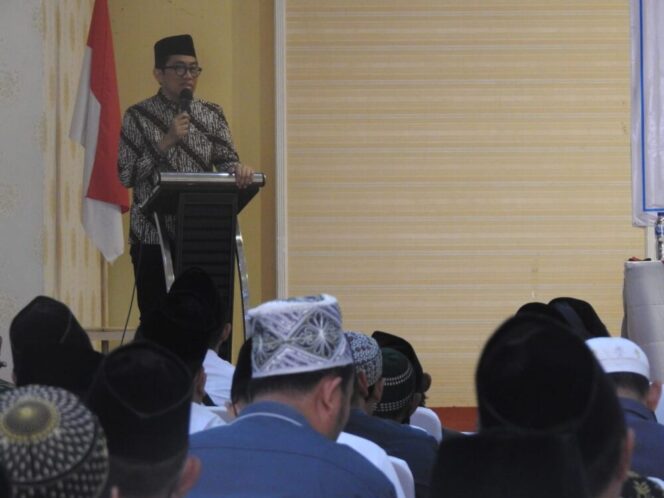 
					Ketua komisi VI DPR RI H Faisol Riza saat menyapa masyarakat Probolinggo-dalam sosialisasi Standarisasi. (Foto; SRI)