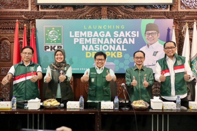 
					Ketua Umum Partai PKB Muhaimin Iskandar saat foto bersama; (SRI)