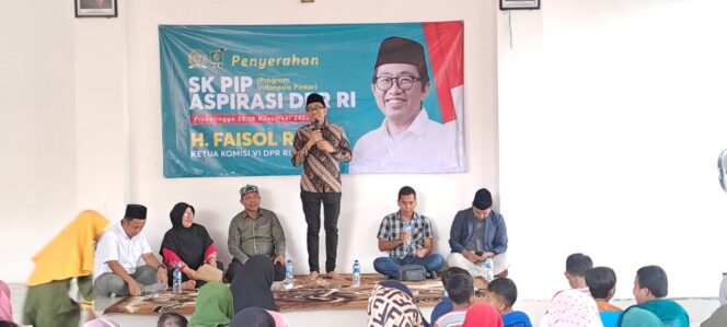
					H. Faisol Riza saat memberikan sambutan di Kecamatan Pajarakan. (Foto; SRI)