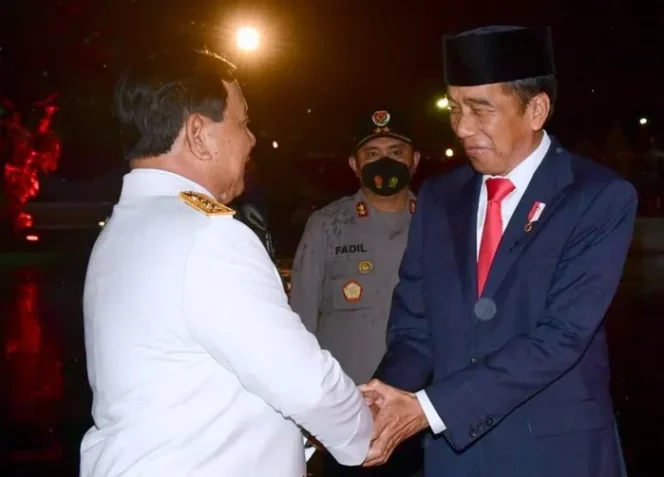 
					Presiden Jokowi berjabat tangan dengan Prabowo Subianto. (Foto; Ilustrasi)