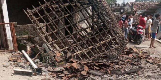 
					Bagunan roboh akibat gempa yang terjadi di Cianjur. (Foto; Kementerian)