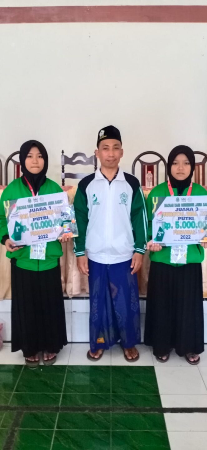
					Saat 2 Santri yang juara MTQ dan MQK berfoto bersama: (Foto: SRI)