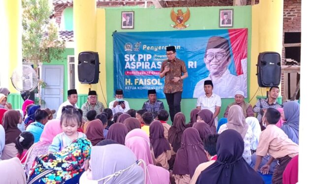 
					H. Faisol Riza saat sambutan dalam acara penyerahan PIP terhadap Anak SD. (Foto: SRI)