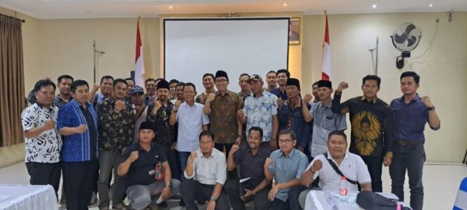 
					H. Faisol Riza saat berfoto bersama dengan Kepala Desa Kabupaten Probolinggo dan Pasuruan. (Foto: SRI) 