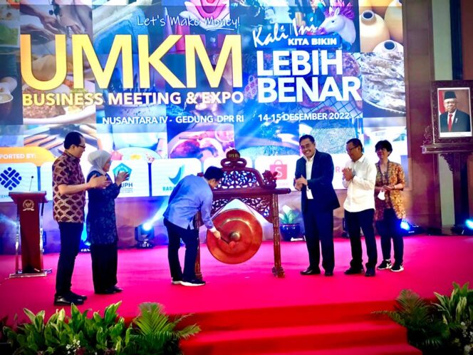 
					H. Faisol Riza mendampingi Muhaimin Iskandar saat membuka UMKM Business Meeting dan Expo 2022. (Foto: SRI)