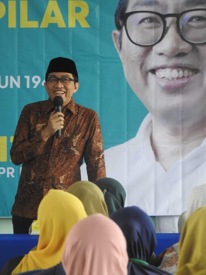 
					H. Faisol Riza saat sambutan dalam pertemuan. (Foto: SRI)