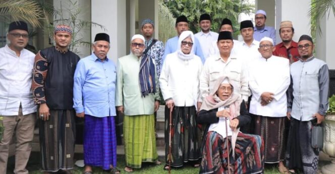 
					Para Kiai Sepuh Jatim saat foto bersama. (Foto: Ilustrasi)