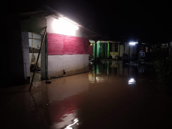 
					Banjir setinggi lutut orang dewasa membuat heboh penduduk Krejengan Kabupaten Probolinggo. (Foto: SRI)