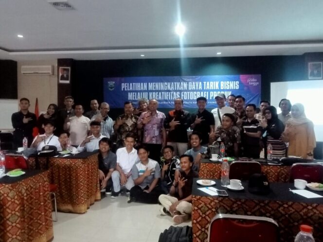 
					Dinas Kepemudaan, Olahraga dan Pariwisata saat berfoto bersama dengan para peserta. (Foto: SRI)