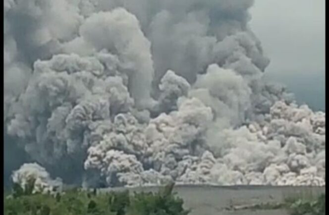 
					Mencekam! Gunung Semeru Kembali Erupsi Pada 4 Desember 2022