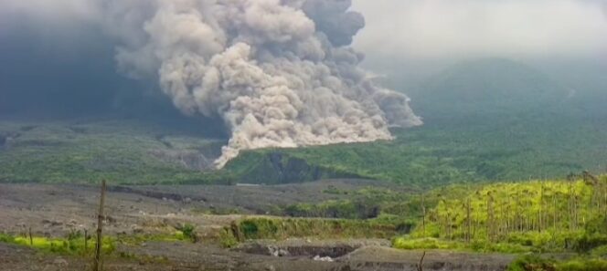 
					Awas panas Gunung Semeru masih tetep berguguran. (Foto; Ilustrasi Gunung Semeru)