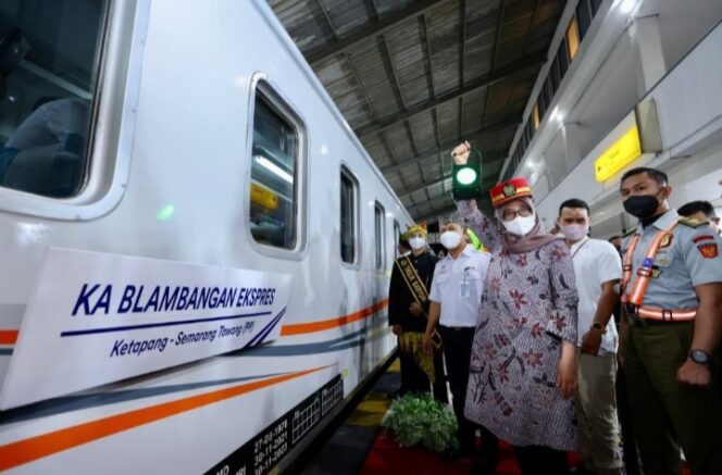 
					Kereta Api Blambangan saat dilepas oleh Bupati Banyuwangi Ibu Ipuk Fiestiandani. ( Foto: Pemkab Banyuwangi)