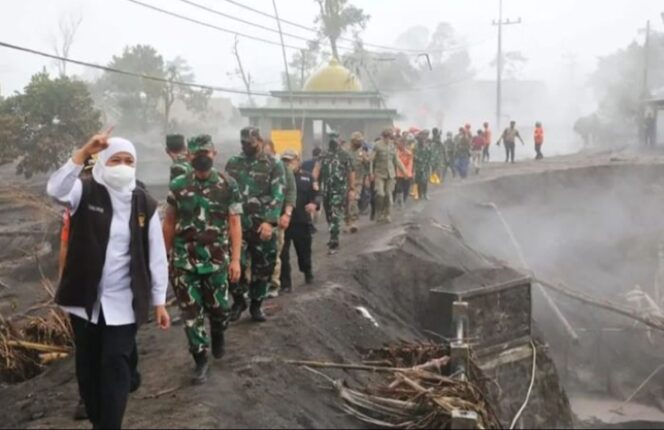 
					Forkompimda Jawa timur saat mengunjungi lokasi erupsi gunung Semeru (Foto : Humas Pemkab Lumajang)