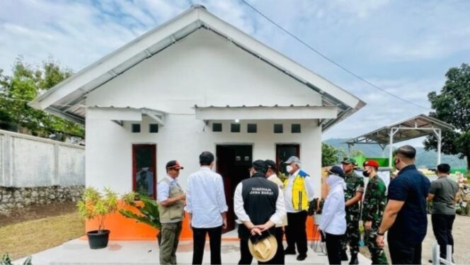 
					Jokowi tinjau rumah tahan gempa di Yonif Raider 300. (Foto: BPMI Setpres)