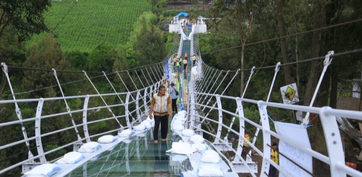 Jangan Ragu, Kementerian PUPR Telah Uji Beban Keamanan Jembatan Kaca Wisata Bromo