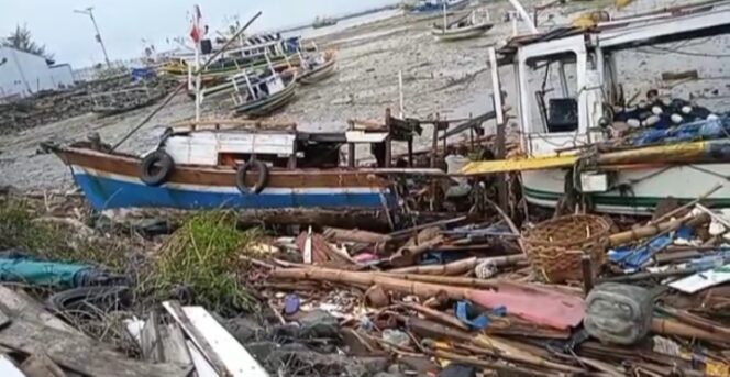 
					Kapal yang rusak akibat angin puting beliung dan gelombang besar. (Foto: SRI)