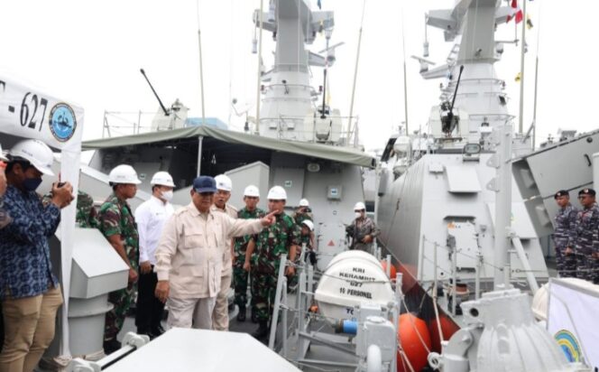 
					mengecek Instalasi Kesiapan Senjata KRI Halasan dan KRI Kerambit. (Foto: Kemenhan RI)