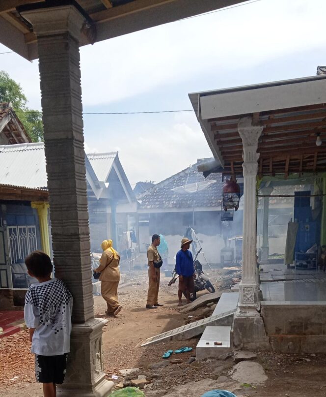 
					Program penyemprotan Fogging di Desa Opo-opo. (Foto: SRI)