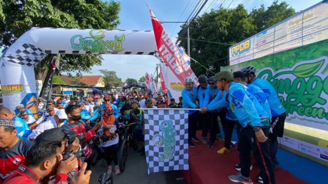 
					Gus Haris Saat pelepasan Gowes di Halaman P5 Pesantren Zainul Hasan Genggong. (Foto: SRI)