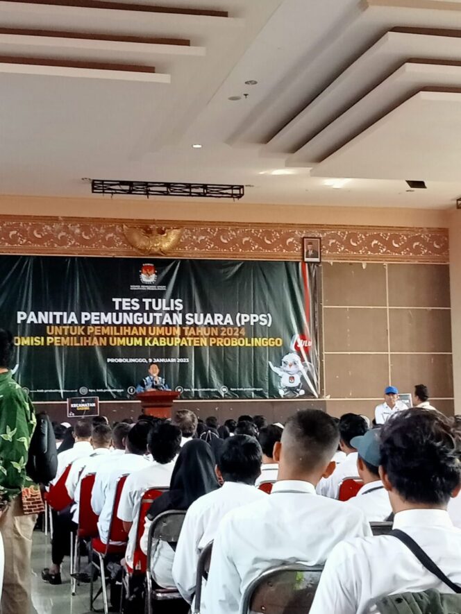
					Ketua KPU Kabupaten Probolinggo saat sambutan saat pembukaan tes Tulis PPS. (Foto: SRI)