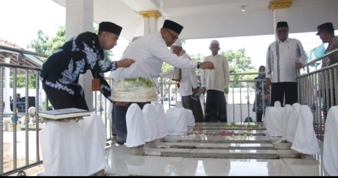 
					Pemkab kabupaten Probolinggo saat ziarah ke makam sesepuh kota Kraksaan. (Foto: Pemkab Probolinggo)