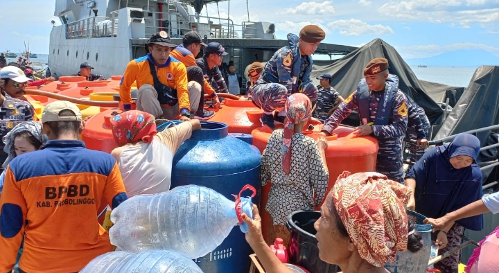 Krisis Air Bersih, BPBD Probolinggo Gandeng TNI AL Distribusikan Air ke Gili Ketapang