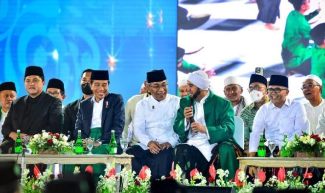 
					Jokowi saat duduk bareng dengan Ketua PBNU Gus Yahya di acara Festival Tradisi Islam Nusantara. (Foto: PBNU)