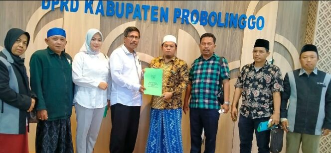 
					Saat foto bersama ketika sudah selesai rapat dengan DPRD Kabupaten Probolinggo. (Foto: SRI)