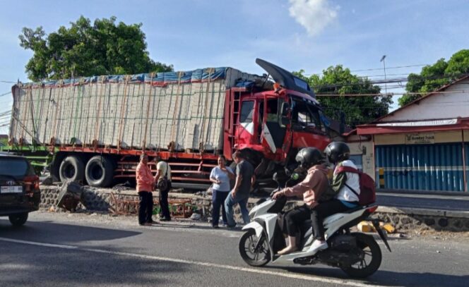 
					Truk Fuso di Kraksaan Seruduk Pembatas Jalan. (Foto: SRI)