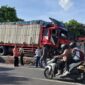 Gagal Fokus Akibat Mengantuk , Supir Truk Fuso di Kraksaan Seruduk Pembatas Jalan