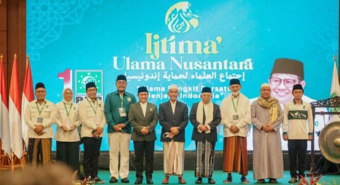 
					Cak Imin saat foto bersama di acara ijtima' Ulama Nusantara. (Foto: Cakiminnow)