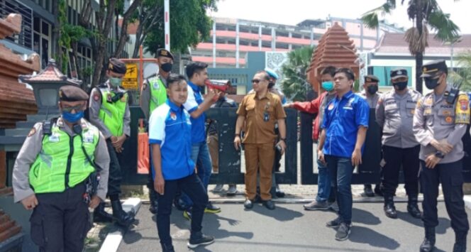 
					DPD KNPI Jawa Timur Melakukan demo di depan gedung DPRD Jatim. (Foto: DPD KNPI Jatim)