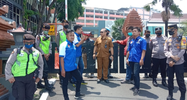Dewan Pimpinan Daerah KNPI Jawa Timur Seruduk Gedung DPRD Jatim